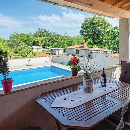 펜션 Cozy In With Outdoor Swimming Pool
