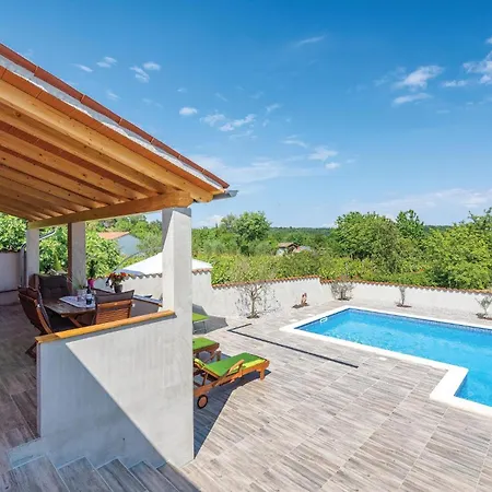 Cozy In With Outdoor Swimming Pool 펜션 라빈